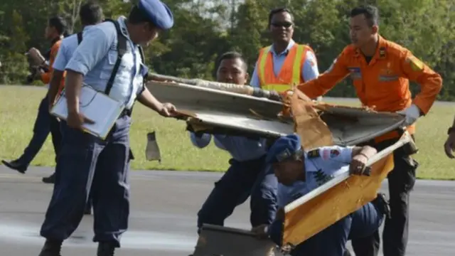 Nhiều mảnh vỡ máy bay đã được đưa lên bờ