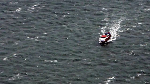 Un bote en la búsqueda del avión de AirAsia