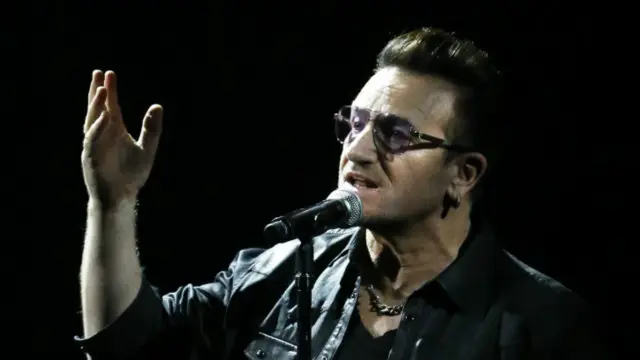 گلوکار بونو نے کہا کہ وہ اور ان کے ساتھی پیرس میں ہلاک ہونے والے افراد کے اہلِ خانہ کے ساتھ کھڑے ہیں