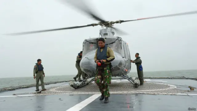 Helicóptero de rescate en la operación por mar