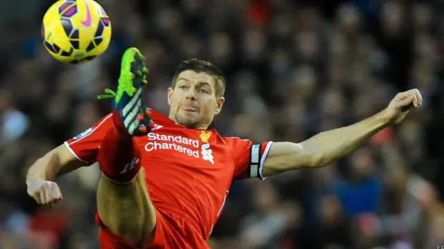 34岁的杰拉德是一名中场球员 