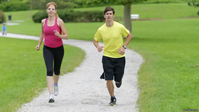 Un buen consejo para mantener la constancia es hacer ejercicio con un compañero o amigo.