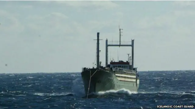 Судно з мігрантами на буксирі