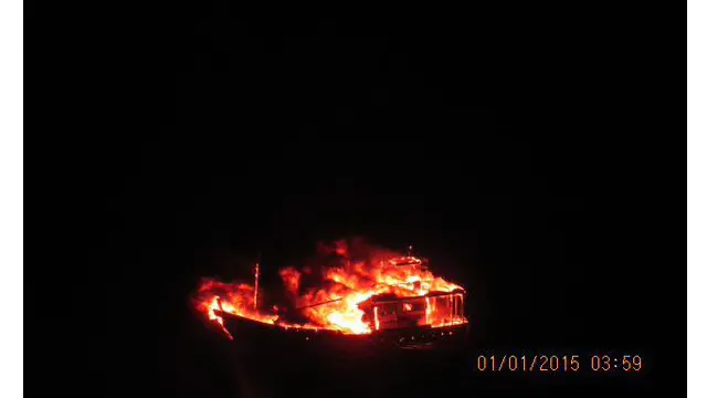 مبینہ کشتی جس کا تعلق پاکستان سے بتایا جاتا ہے کی تصاویر بھارتی وزارتِ دفاع نے جاری کیں جسے جلتے ہوئے دکھایا گیا