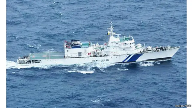 دوسری جانب بھارتی صحافی شیو ارور کی جانب سے ٹویٹ کی گئی اس تصویر میں دکھایا گیا ہے کہ اس کشتی کا پیچھا کرنے والا بحری جہاز ICGS راج رتن تھا