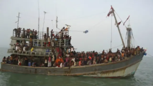 जहाज पर सवार रोहंगिया मुसलमान