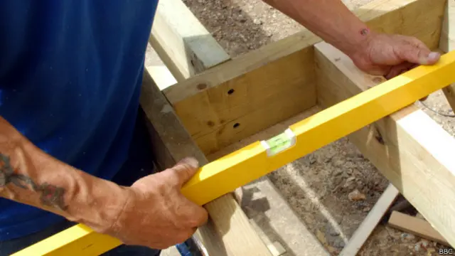 Manos utilizando un nivelador