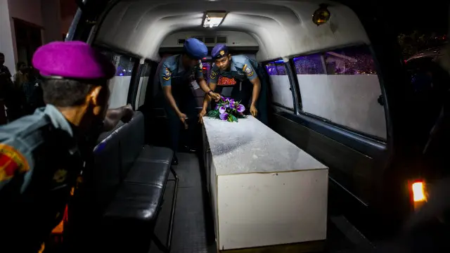 بحیرۂ جاوا سے ملنے والی لاشیں کو نزدیکی شہر تک لایا جا رہا ہے