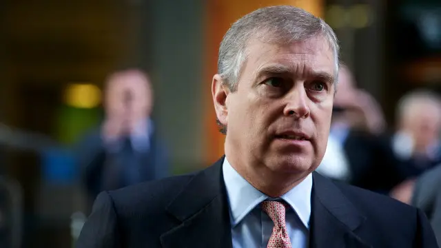 在美国法院文件提及安德鲁王子的名字后，白金汉宫否认任何关于“有与未成年人不当行为”的说法。