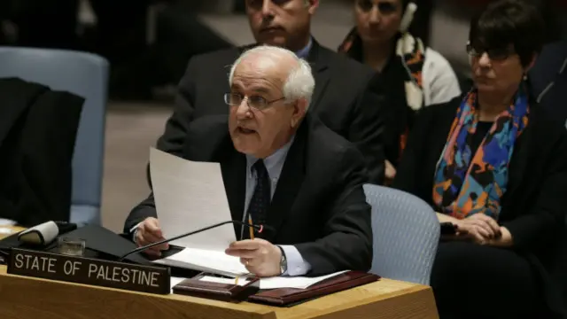 أكد المراقب الفلسطيني لدى الأمم المتحدة رياض منصور للصحفيين في مقر المنظمة الدولية تسليم الوثائق