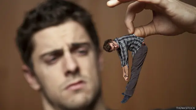 Hombre mirando con desdén a otro chiquito