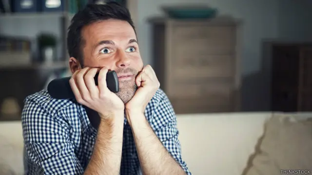 Hombre viendo televisión