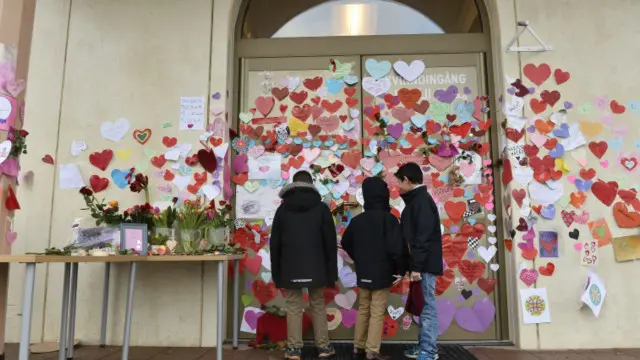 عوام نے جمعرات کو حملے کا نشانہ بننے والی مسجد کے مرکزی دروازے کو سرخ رنگ کے دل کی شکل والے کارڈوں سے بھر دیا۔