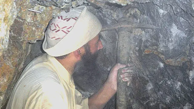 مزدور آج کے اس جدید دور میں بھی پتھر نکالنے کےلیے روایتی طریقے ہی استعمال کر رہے ہیں۔