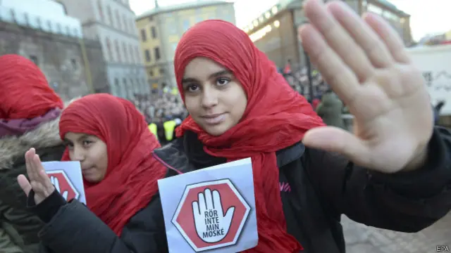 سٹاک ہوم کے علاوہ مالمو اور گوٹنبرگ میں بھی نسل پرستی کے خلاف جلوس نکالے گئے