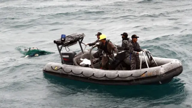 Area pencarian diperlebar ke arah timur seluas 20.700 mil laut persegi.