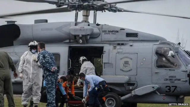 USS Sampson của hải quân Hoa Kỳ mang thi thể nạn nhân về Pangkalan Bun, Indonesia