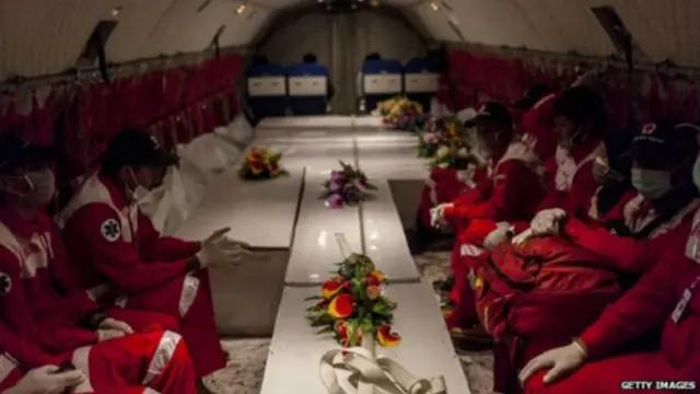 Petugas PMI mendampingi jenazah di pesawat hercules ketika diterbangkan dari Pangkalan Bun