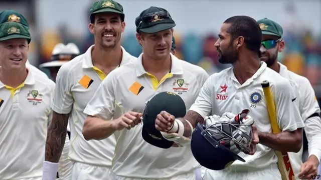 शिखर धवन ऑस्ट्रेलियाई खिलाड़ियों के साथ