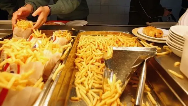 تعمل الخطة الجديدة على تقليل كميات الأطعمة المحمرة التي يجري تقيدمها في الوجبات المدرسية