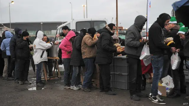 روز ۲۳ دسامبر - مهاجران در بندر کاله در حال دریافت مواد غذایی و هدایای کریسمس