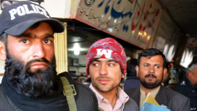 اس کارروائی کے دوران کئی دکانداروں کو حراست میں بھی لیا گیا