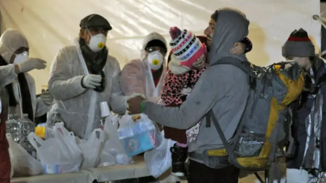 艾萨丁号上的叙利亚偷渡者在意大利科里利亚诺卡拉布罗港领取救济物资（3/1/2015）