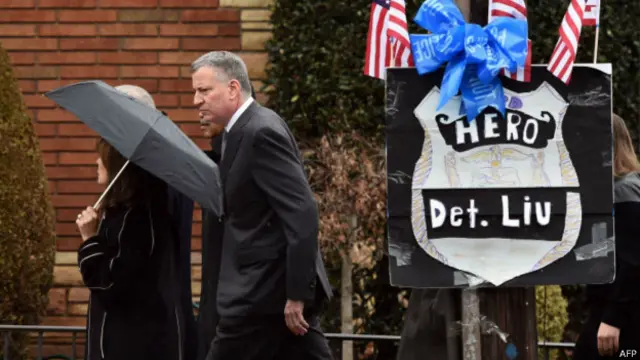 بیل دی بلاسیو شهردار نیویورک به محل مراسم سوگواری می رود