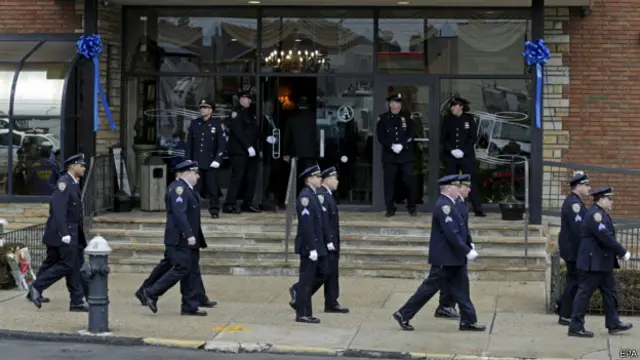 紐約市警員列隊步往布魯克林區劉文健設靈現場(3/1/2015)