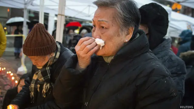  زنی در نیویورک برای آقای لیو سوگواری می کند 