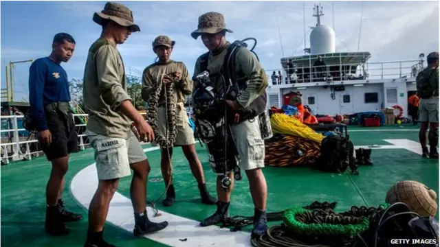 Tujuh belas penyelam diterjunkan untuk pencarian bawah laut.