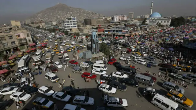 د اورښت له نه کېدو پرته، په کابل کې د نفوسو او موټرو ډېروالی، د کثافاتو د لرې کولو لپاره کم امکانات، په فابريکو، نانوايانو او د خښتو په بټيو کې د لوګي لرونکو توکو کارول د هوا د لا ککړېدو مهم لاملونه په ګوته شوي 