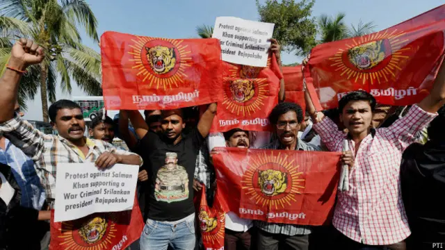 सलमान के घर के बाहर प्रदर्शन