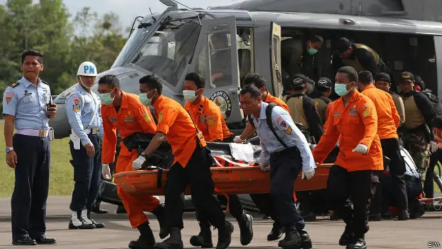 एयर एशिया खोजी अभियान में मिले और शव