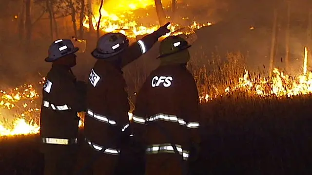 آگ کے شعلے تیز ہواؤں اور شدید درجہ حرارت سے اور زیادہ بھڑک رہے ہیں