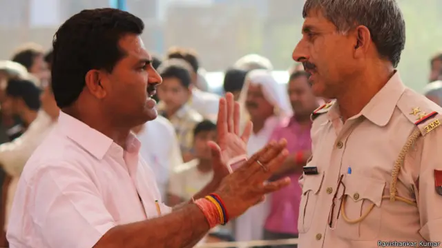 लीलू पहलवान, पुलिसवाले से बात करते हुए