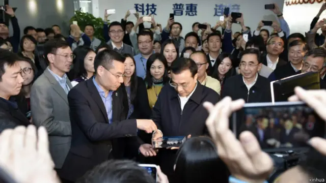 李克强在前海微众银行考察