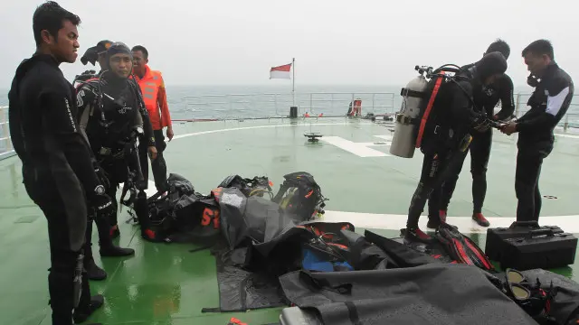 Tim penyelam dilibatkan untuk memastikan keberadaan kotak hitam di bagian ekor pesawat AirAsia.