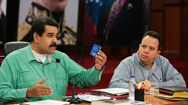 马杜罗（左）与财长托雷斯（右）在加拉加斯的部长会议上（4/1/2015）