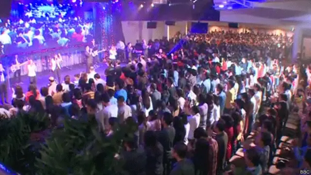 El funeral de los miembros de la congregación que viajaban en el vuelo de AirAsia parecía más un concierto de rock que un servicio religioso.