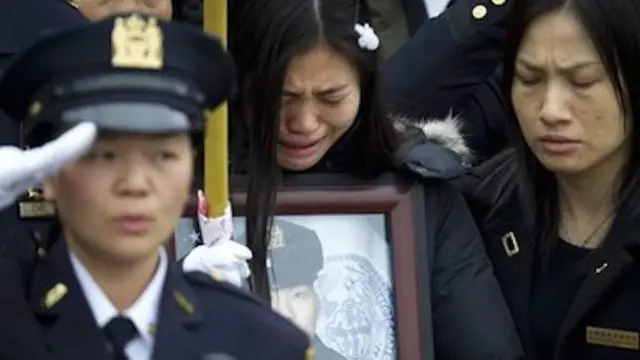 بیوه ونجیان لیو عکس همسرش را در این مراسم بغل کرده است
