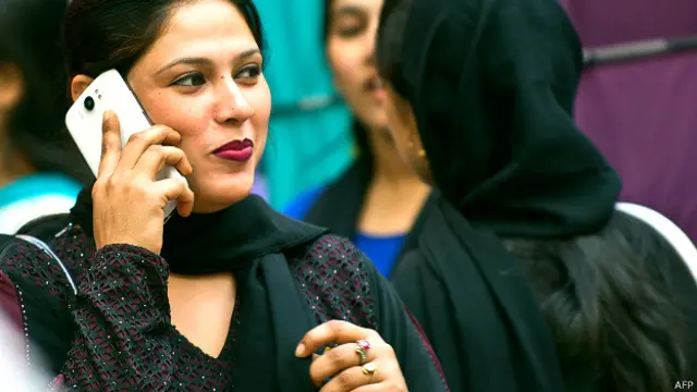 मैसेजिंग, व्हाट्सऐप से दूर दराज इलाकों में स्मार्टफोन ने धूम मचा रखी है. 