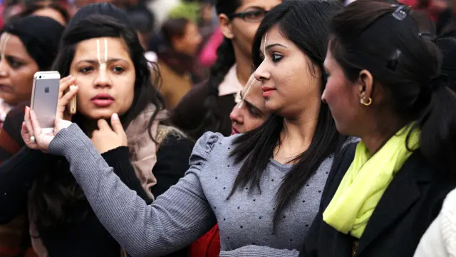 سوشل نیٹ ورکنگ سائٹوں پر عام آدمی تو کیا، بڑی بڑی شخصیات نے بھی لاکھوں سیلفيز پوسٹ کیں