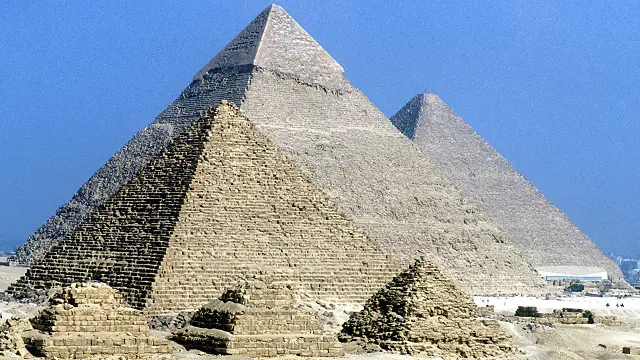 يسعى العلماء لحل ألغاز الأهرامات