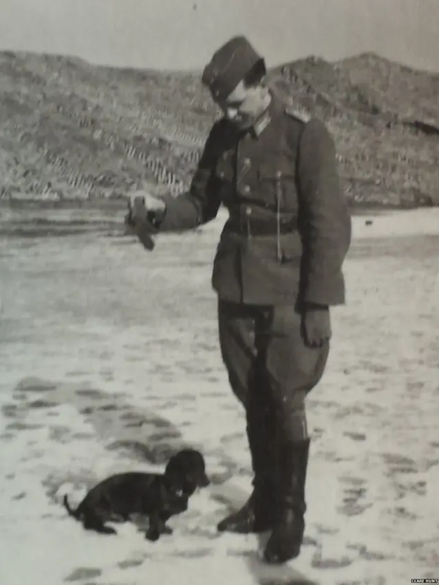 جرمن فوجی نیدرلینڈز کے ساحل پر اپنے کتے سے کھیلتے ہوئے