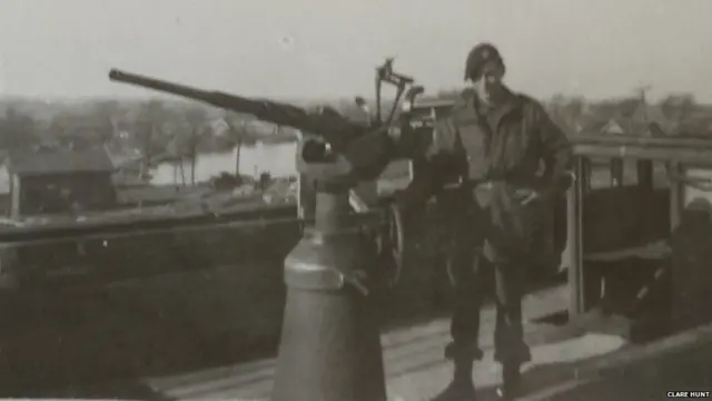 47 رائل کیرین کا ایک فوجی جرمن گن کے ساتھ