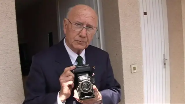 رائل میرین کے آرتھر تھامسن کو یہ کیمرہ یکم نومبر 1944 کو نیدرلینڈز سے جرمن فوج کو نکالنے کے آپریشن کے دوران ملا تھا