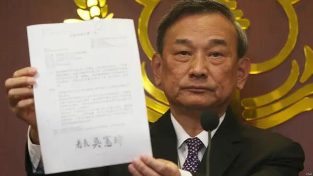 法务部次长陈明堂出示给台中地方法院检察署的公文（台湾中央社图片5/1/2015）