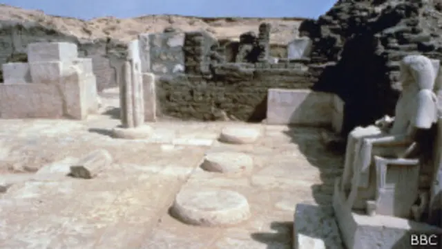 archaeologists_egypt_queen