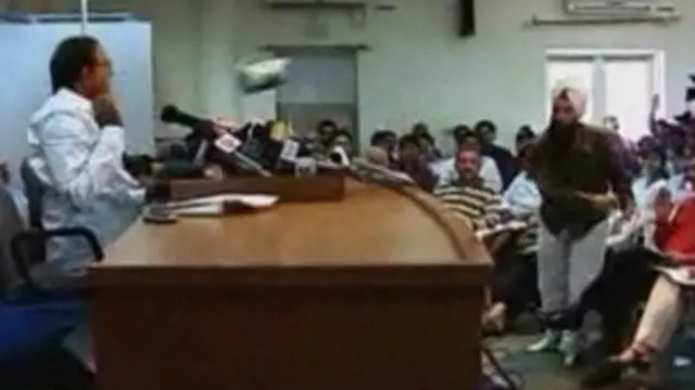 चिदंबरम पर जूता